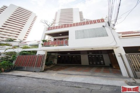 4 bedrooms Townhouse in Bangkok, Thailand No. 97028 4