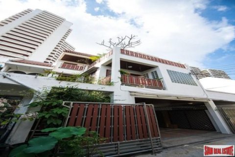4 bedrooms Townhouse in Bangkok, Thailand No. 97028 3