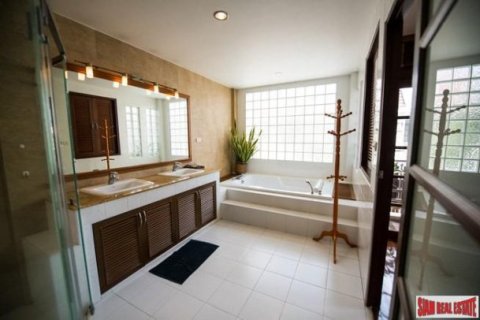 4 bedrooms Townhouse in Bangkok, Thailand No. 97028 19