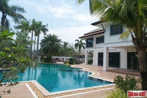 4 bedrooms Villa in Jomtien Beach, Thailand No. 97557 1
