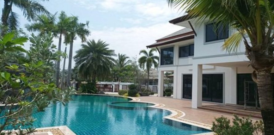 4 bedrooms Villa in Jomtien Beach, Thailand No. 97557