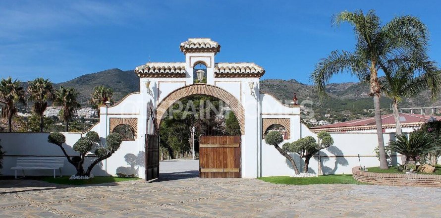 11000m² Commercial property en Benalmádena, Spain No. 25663