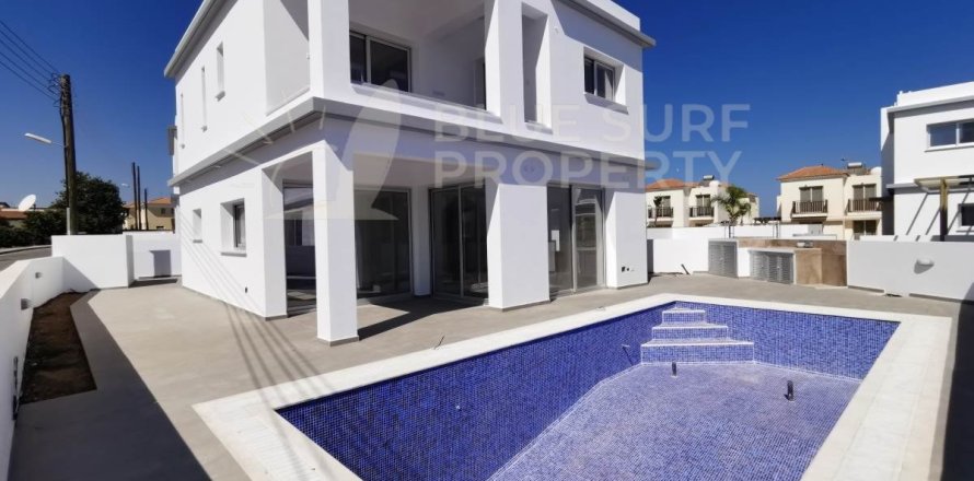 4 bedrooms Villa in Paralimni, Cyprus No. 36536