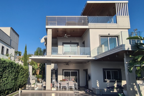 4 bedrooms Villa in Agios Tychonas, Cyprus No. 31929 1