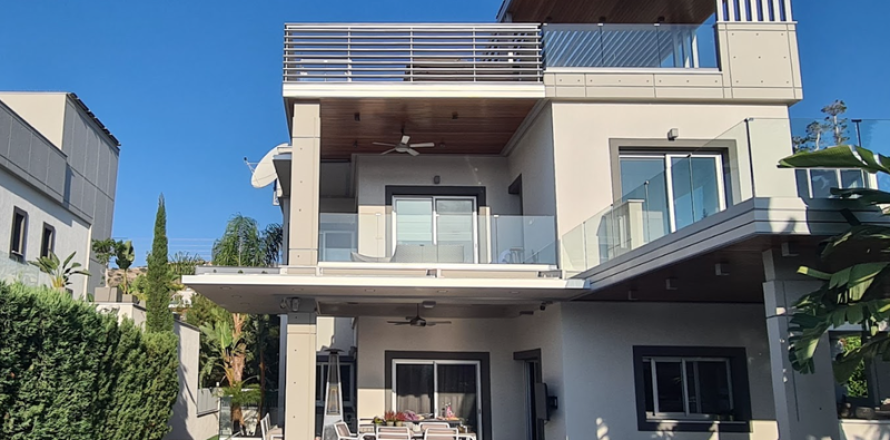 4 bedrooms Villa in Agios Tychonas, Cyprus No. 31929