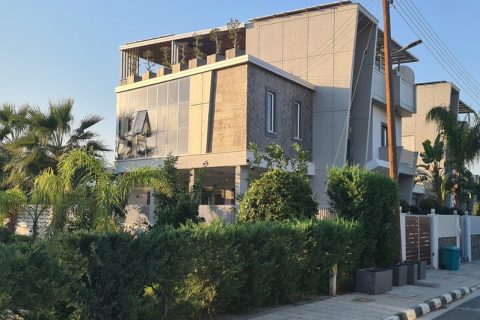 4 bedrooms Villa in Agios Tychonas, Cyprus No. 31929 3