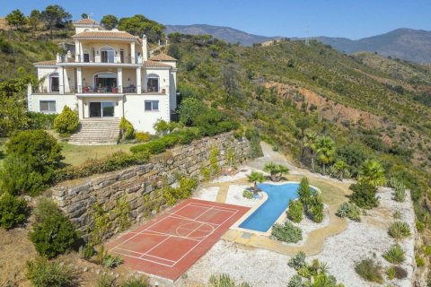 7 bedrooms Villa in Estepona, Spain No. 111036