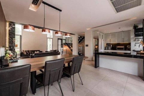 4 bedrooms Townhouse in Bangkok, Thailand No. 96534 7