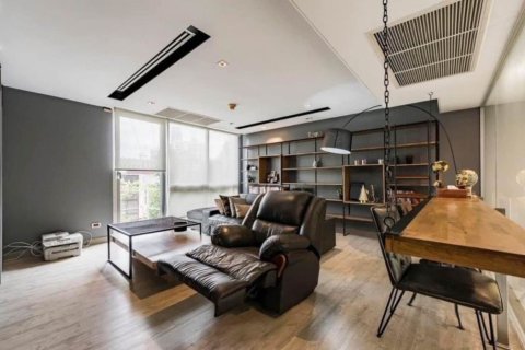 4 bedrooms Townhouse in Bangkok, Thailand No. 96534 8