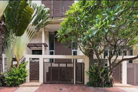 4 bedrooms Townhouse in Bangkok, Thailand No. 96534 1