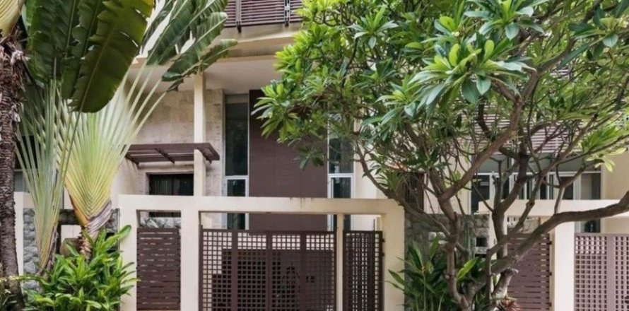 4 bedrooms Townhouse in Bangkok, Thailand No. 96534