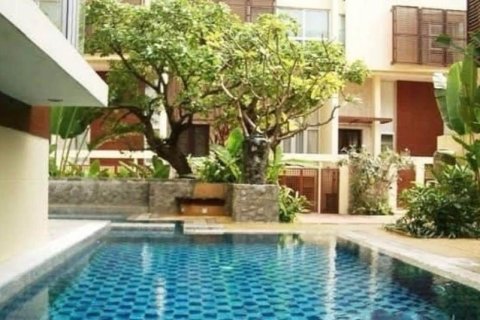 4 bedrooms Townhouse in Bangkok, Thailand No. 96534 3