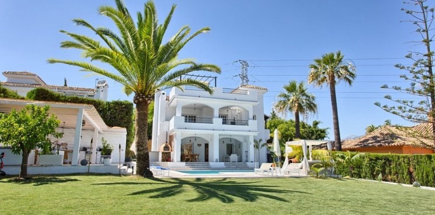 4 dormitorios House en Nueva Andalucía, Spain No. 25275