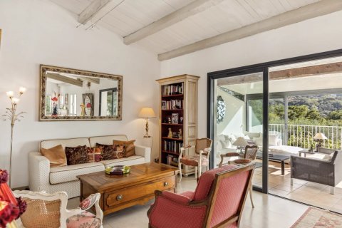 4 bedrooms Villa in Cannes, France No. 70250 3