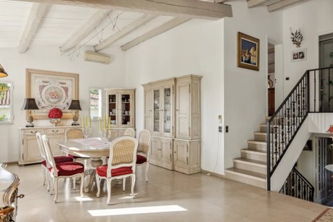 4 bedrooms Villa in Cannes, France No. 70250 5