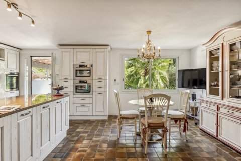 4 bedrooms Villa in Cannes, France No. 70250 6