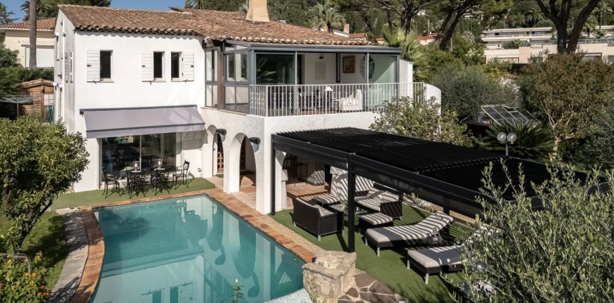 4 bedrooms Villa in Cannes, France No. 70250