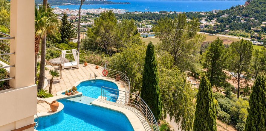 5 bedrooms Villa on the Mallorca, Spain No. 129385
