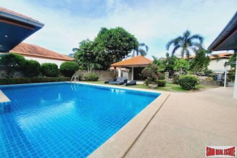 4 bedrooms Villa in Pattaya, Thailand No. 96590 3