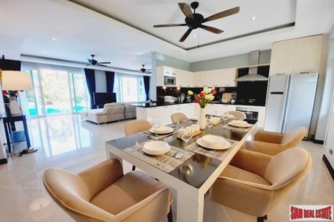4 bedrooms Villa in Pattaya, Thailand No. 96590 12