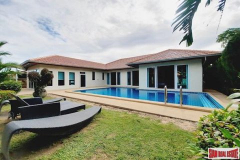 4 bedrooms Villa in Pattaya, Thailand No. 96590 2