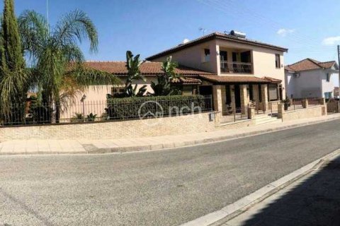 4 bedrooms Villa in Episkopi, Cyprus No. 31705 1