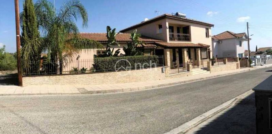 4 bedrooms Villa in Episkopi, Cyprus No. 31705